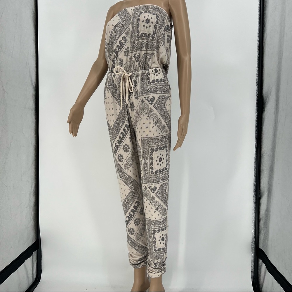 Gilli Womens Sleeveless Jumpsuit Romper Handkerchief Pattern Cream/Black NEW